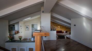 Apartamento, 2 quartos | Sala de estar | TV de tela plana