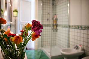 Lejlighed - 2 soveværelser | Badeværelse | Bruser, gratis toiletartikler, håndklæder