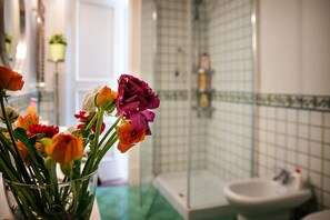 Apartment, 2 Schlafzimmer | Badezimmer | Dusche, kostenlose Toilettenartikel, Handtücher