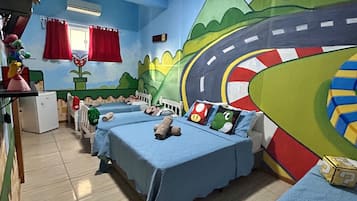 ファミリー ルーム | 客室ごとに異なる装飾、遮光カーテン、WiFi (無料)、ベッドシーツ