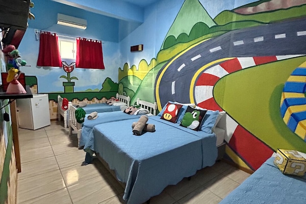 Decoración personalizada, cortinas blackout, wifi gratis y ropa de cama