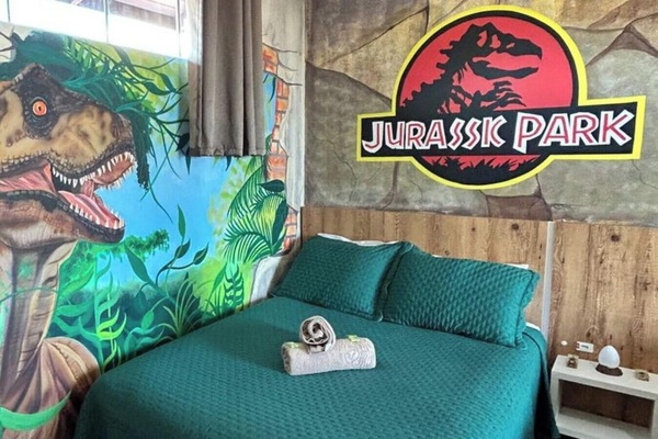 Suite Familia Aventura Jurassica | Individually decorated, blackout drapes, free WiFi, bed sheets