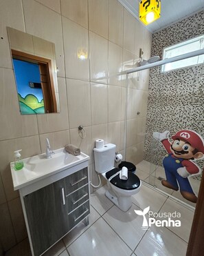 Familienzimmer | Badezimmer | Dusche, Haartrockner, Handtücher, Seife