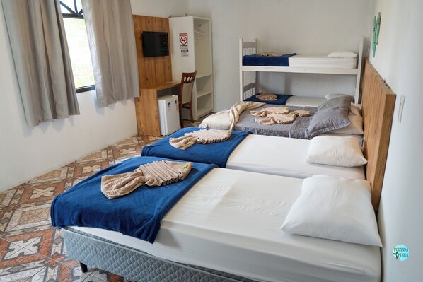 Habitación familiar | Decoración personalizada, cortinas blackout, wifi gratis y ropa de cama 