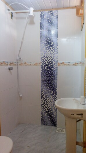 Basic Chalet | Bathroom | Shower, free toiletries, towels - Cabanas do Campeche (Florianópolis)