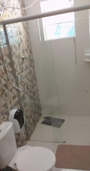 Chuveiro, chuveiro com efeito de chuva, toalhas de banho 
