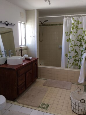 Shower, rainfall showerhead, free toiletries, towels