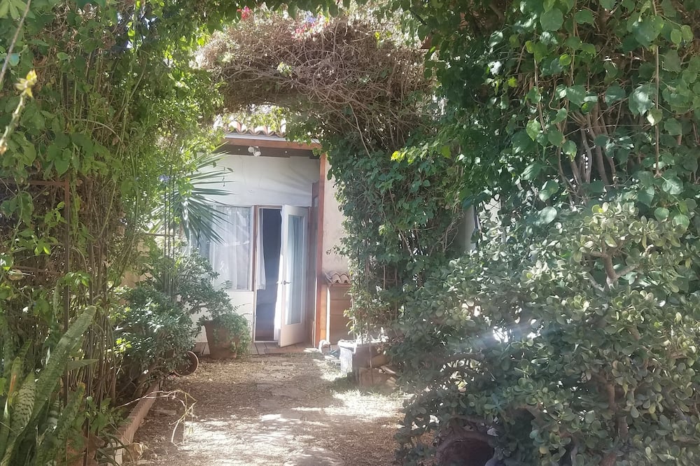 B&B Oui Madame - San Diego Bay, CA