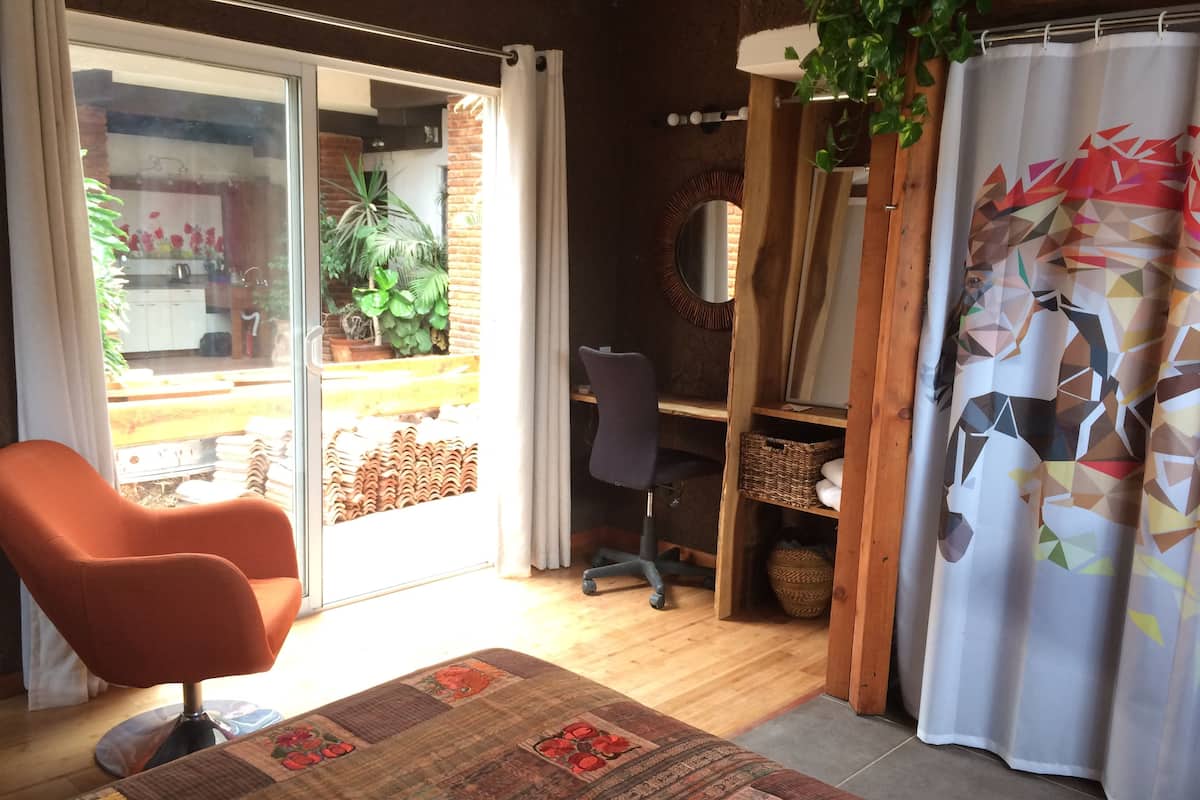 Comfort eenpersoonskamer, 1 queensize bed | 1 slaapkamer, een bureau, een strijkplank/strijkijzer, gratis wifi