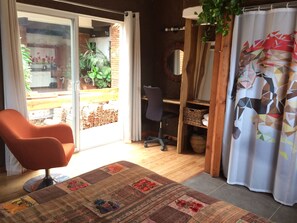 Habitación individual Confort, 1 cama de matrimonio | Escritorio, tabla de planchar con plancha, wifi gratis y ropa de cama