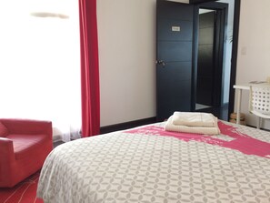 Desk, iron/ironing board, free WiFi, bed sheets - B&B Oui Madame (Tijuana)