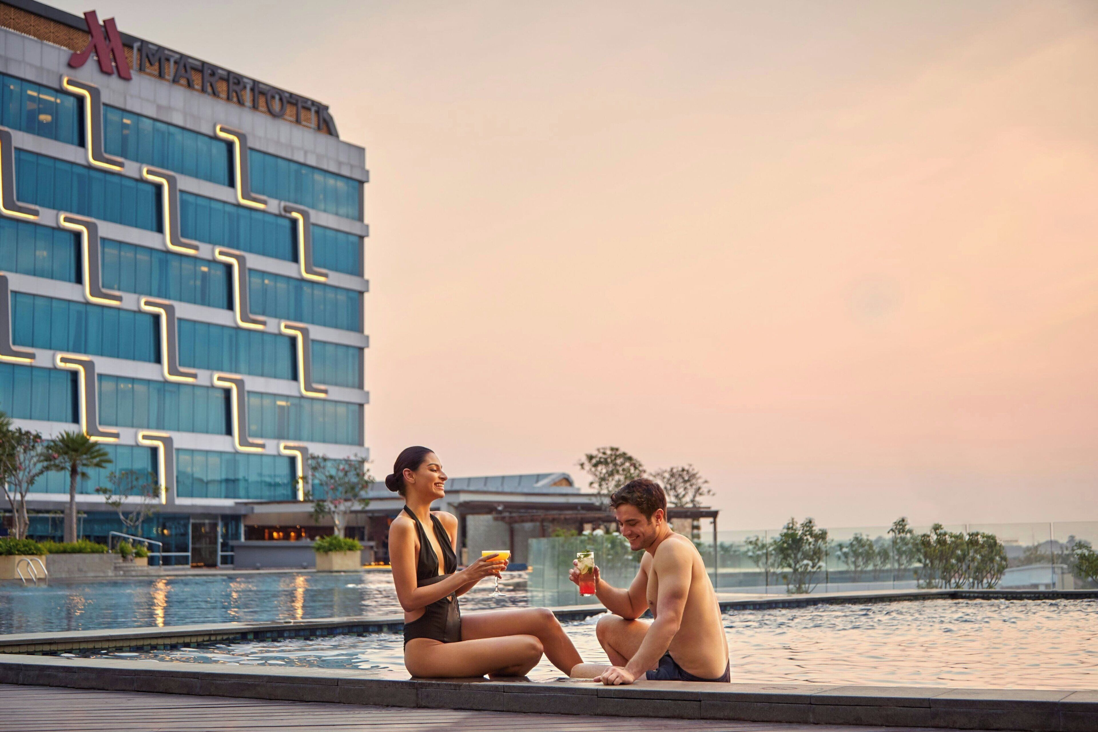 Un hôtel moderne doté d’un espace piscine.