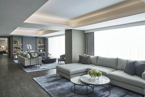 Suite presidencial, 1 cama matrimonial, vista a la alberca | Área de sala de estar | Televisión LED de 42 pulgadas con canales por cable y televisión 