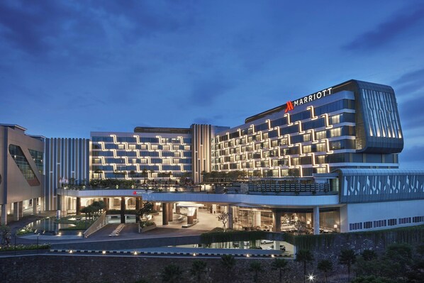 Un hôtel Marriott moderne, doté d’une façade originale en zigzag, de nombreux balcons et d’un hall d’entrée spacieux.
