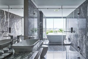 Amenidades de baño gratuitas, secadora de cabello, batas, pantuflas 