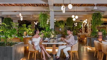 2 restaurants, breakfast, lunch, dinner served; international cuisine