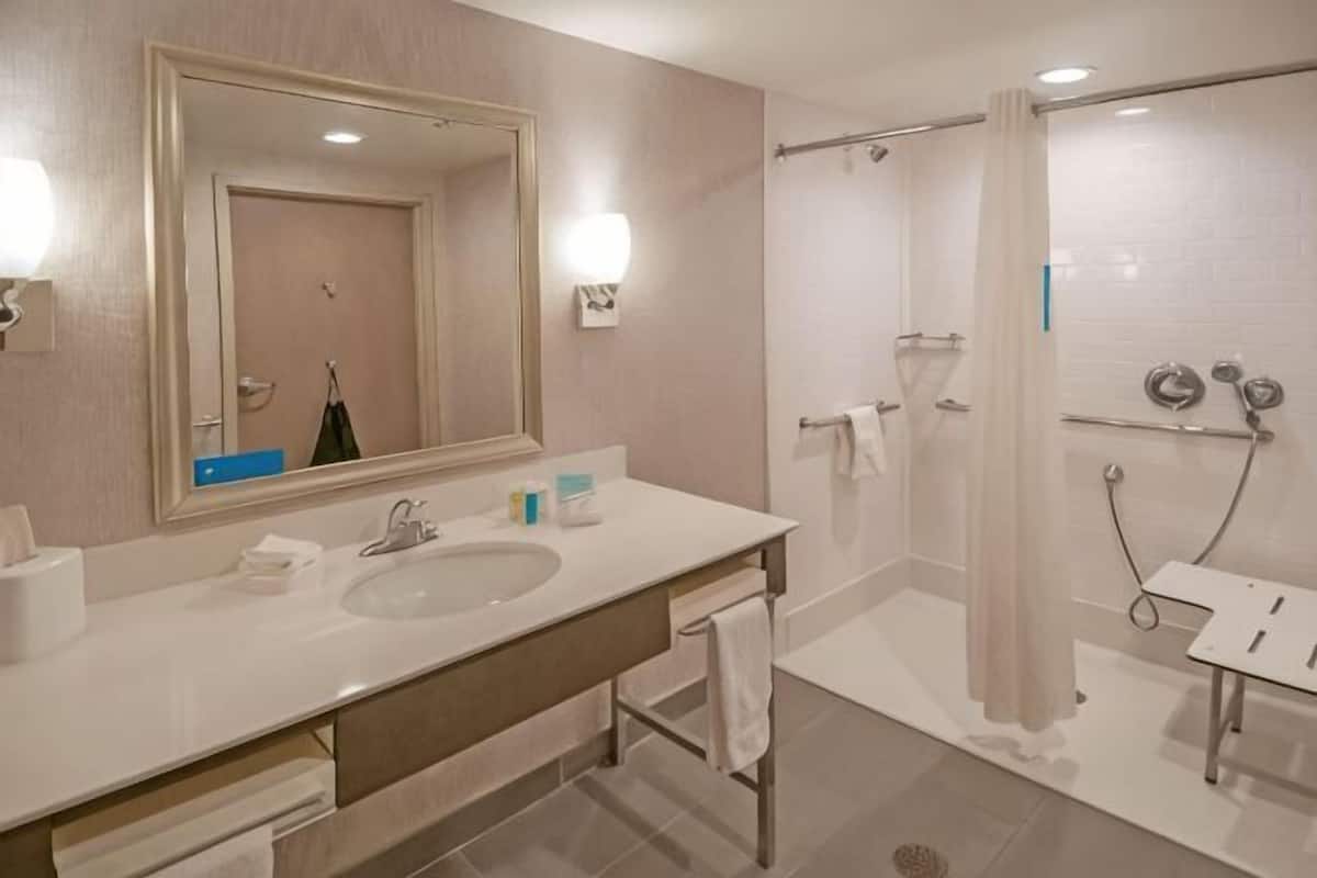 Bathroom | Free toiletries, hair dryer, towels