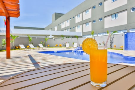 Outdoor pool. Comfort Hotel Mogi Guaçu