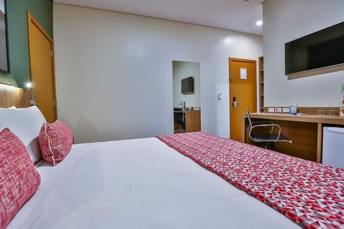 Minibar, brankas, meja kerja, dan ruang kerja ramah laptop