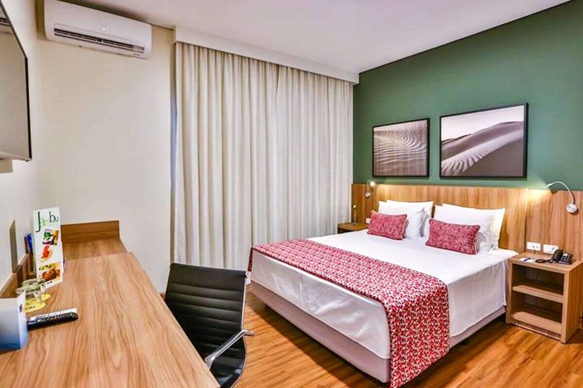 Minibar, caja de seguridad en la habitación y escritorio