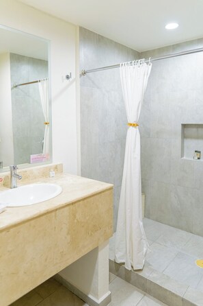 Regadera, amenidades de baño gratuitas, toallas 