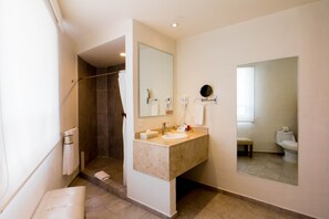 Een douche, gratis toiletartikelen, handdoeken
