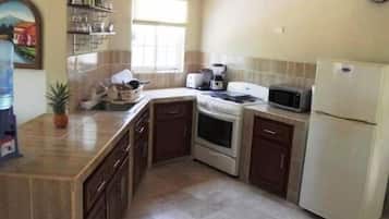 Family Townhome, Multiple Bedrooms | Private kitchen | Fridge, microwave, oven, stovetop