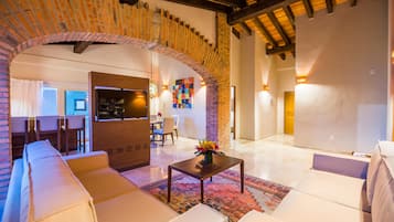 Suite de lujo | Artículos del minibar gratis y caja de seguridad en la habitación