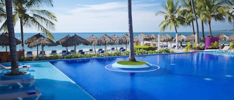 3 piscines extérieures, parasols de plage, chaises longues