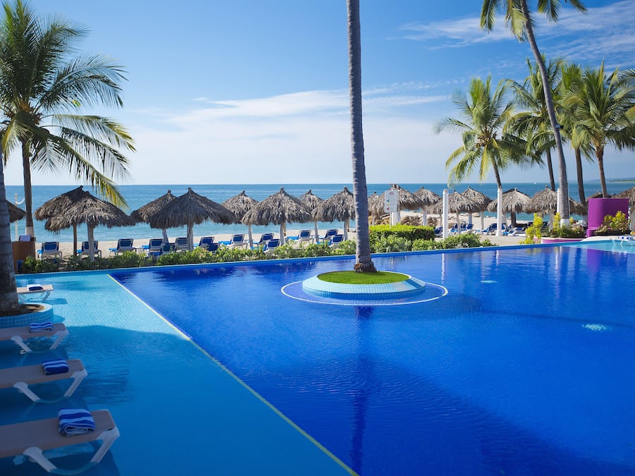 3 outdoor pools, pool umbrellas, pool loungers