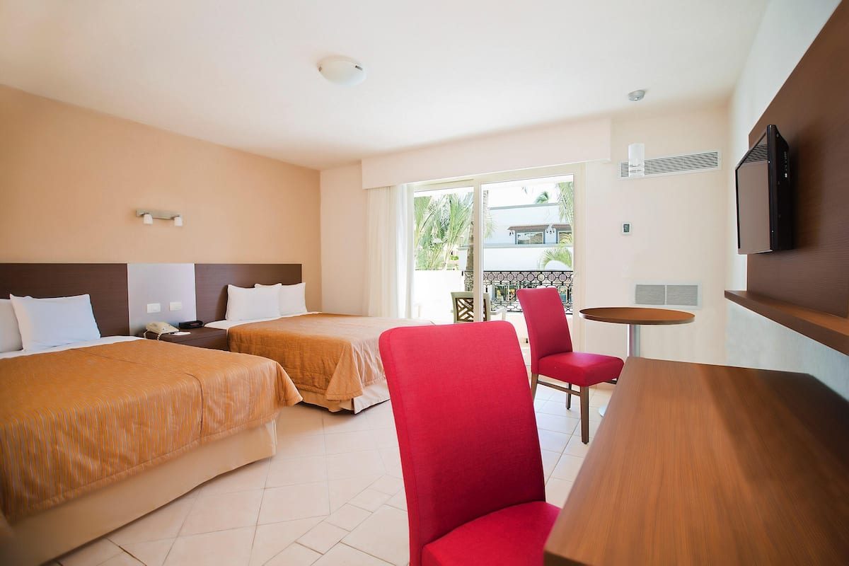 Minibar con artículos gratuitos, caja fuerte, cortinas opacas