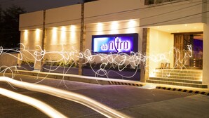 Un edificio con un letrero que dice 'club atro' y una escalera que conduce a la entrada.