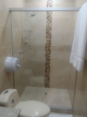 Habitación familiar | Baño | Ducha, artículos de higiene personal gratuitos y toallas
