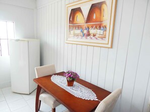 Apartamento família, 2 quartos | Opções para refeição no quarto