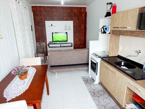 Apartamento família, 2 quartos | Cozinha privada | Geladeira, micro-ondas, cooktop, cafeteira/chaleira