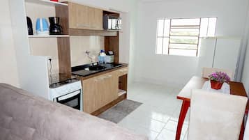 Apartamento família, 2 quartos | Cozinha privada | Geladeira, micro-ondas, cooktop, cafeteira/chaleira