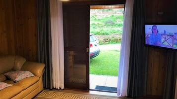 Rumah Eksklusif, 2 kamar tidur | Ruang keluarga | TV