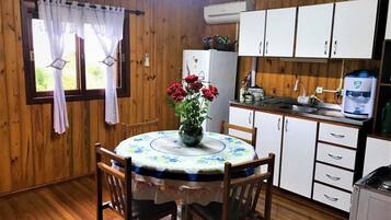 Rumah Eksklusif, 2 kamar tidur | Dapur pribadi | Lemari es, microwave, kompor, dan peralatan masak/sendok-piring