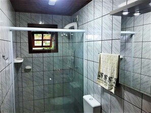 Casa exclusiva, 2 habitaciones | Baño | Regadera y toallas 