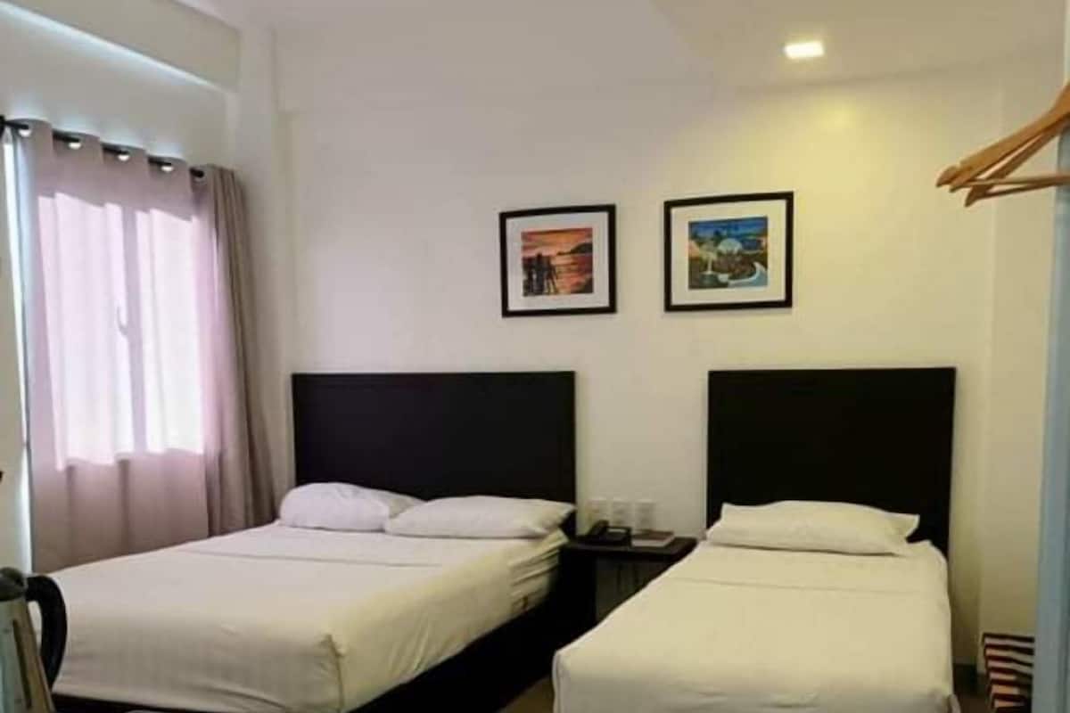 deluxe triple room | desk, iron/ironing board, bed sheets