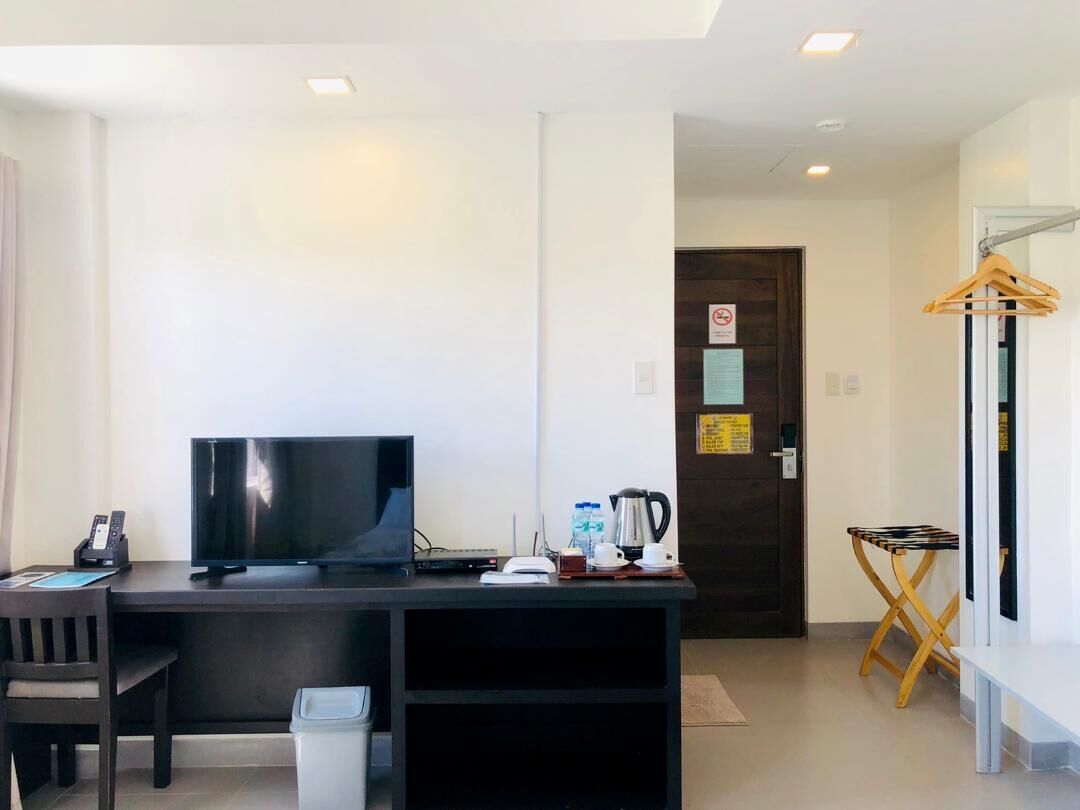 deluxe triple room | desk, iron/ironing board, bed sheets