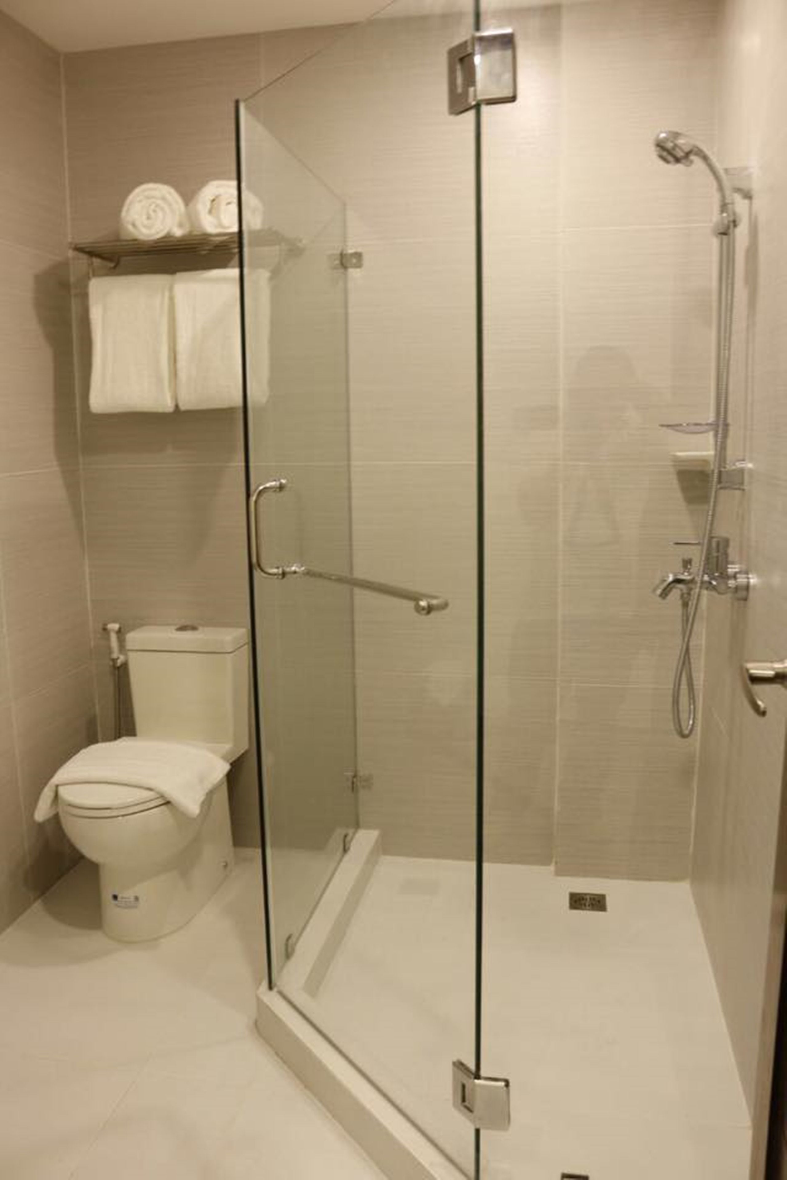 shower, rainfall showerhead, free toiletries, hair dryer