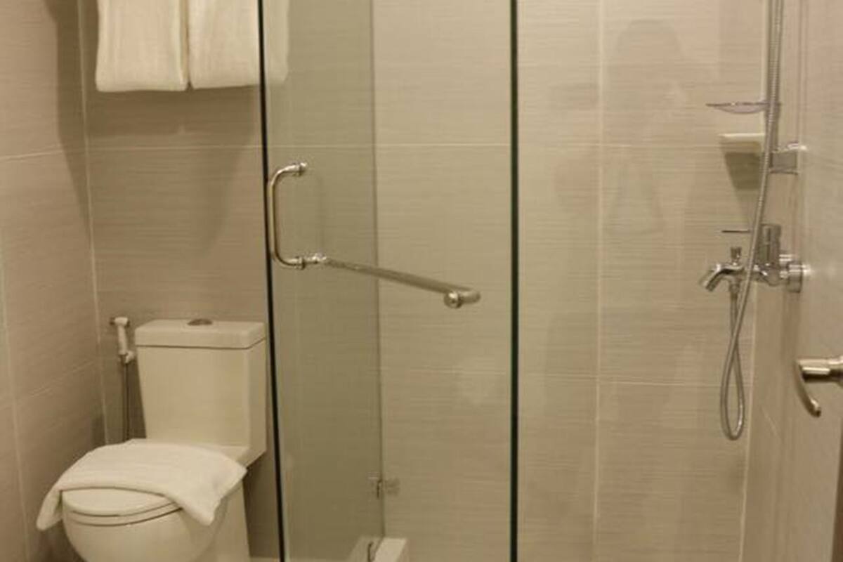 shower, rainfall showerhead, free toiletries, hair dryer