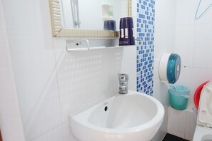 Shower, free toiletries, hair dryer, slippers - Wing Sing Hong Guesthouse (Kowloon)