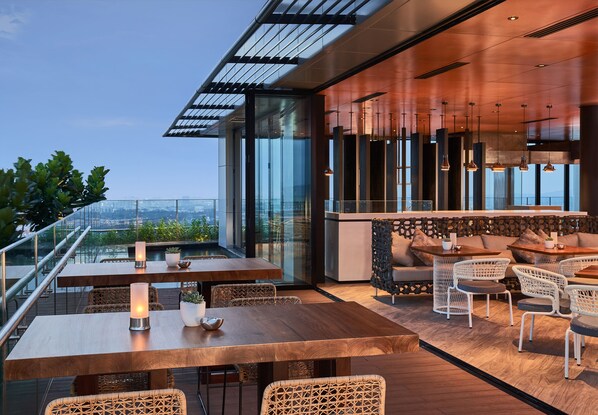 Bar ở tầng thượng, nhìn ra hồ bơi, mở cửa hàng ngày