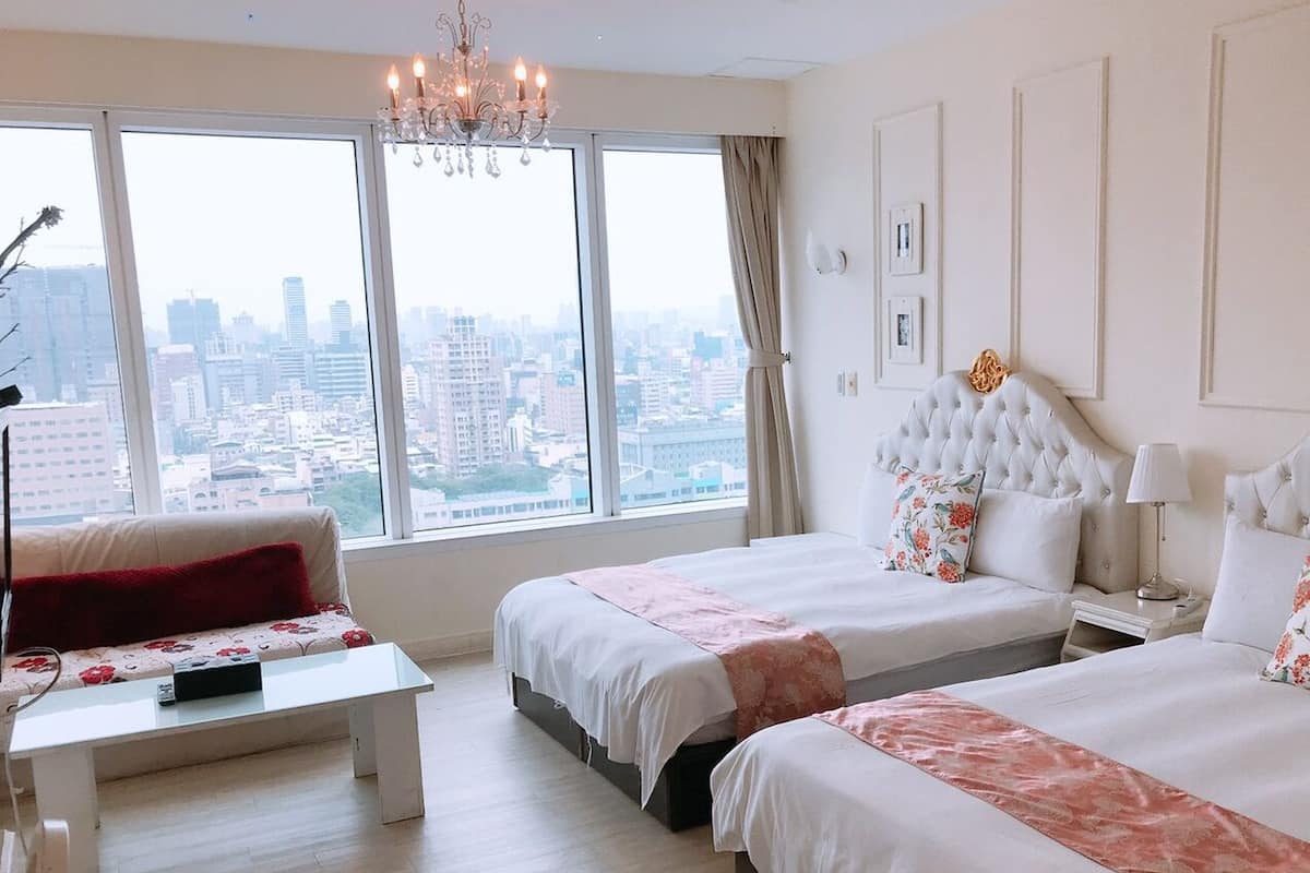 Phòng 4 dành cho gia đình, 2 giường đôi | Bộ trải giường bằng vải Frette của Ý, bộ đồ giường cao cấp 