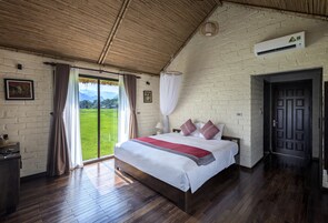 Minibar, caja de seguridad en la habitación y escritorio 