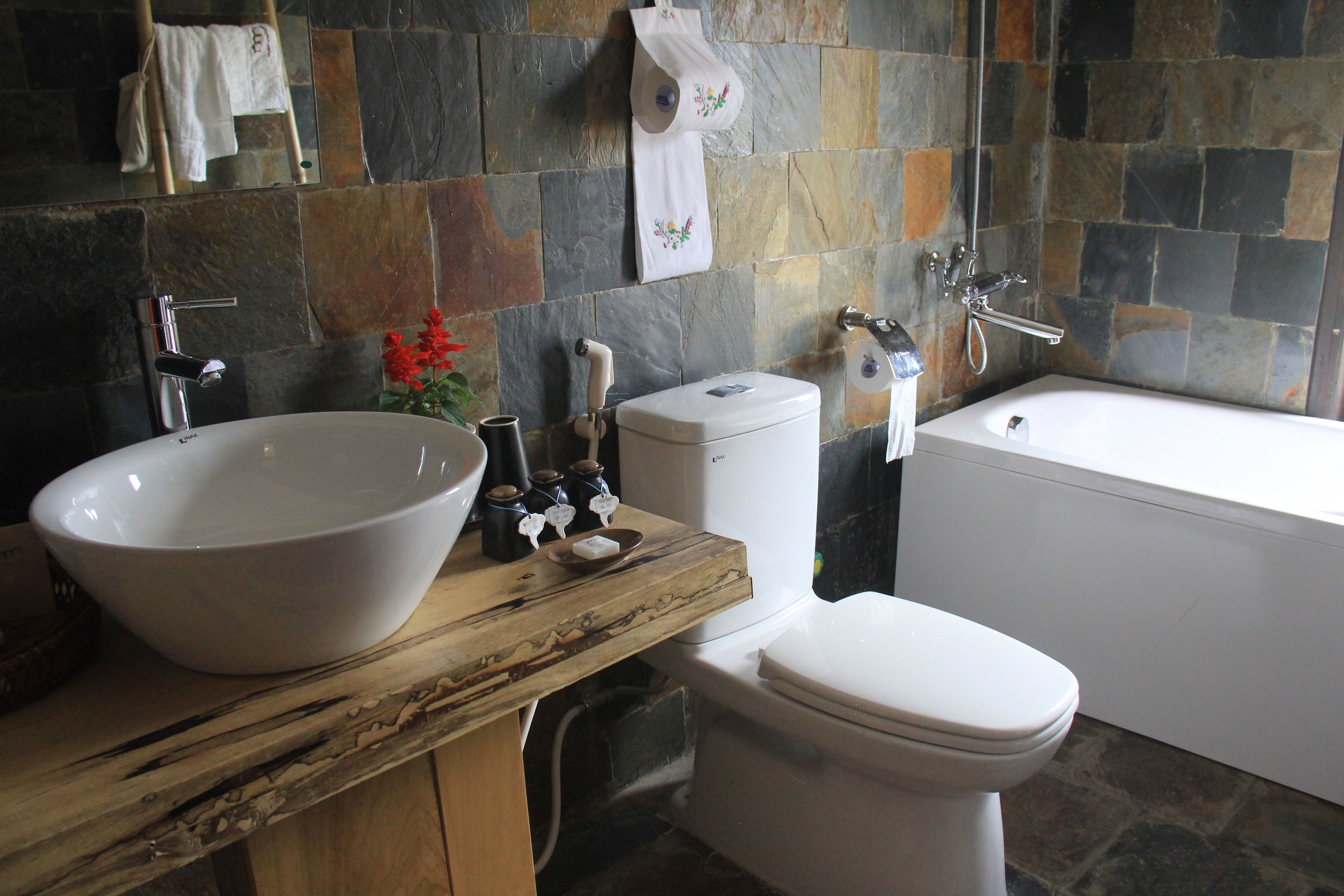 shower, free toiletries, hair dryer, slippers