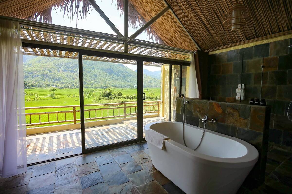 shower, free toiletries, hair dryer, slippers