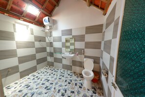 Regadera, amenidades de baño gratuitas, secadora de cabello, pantuflas